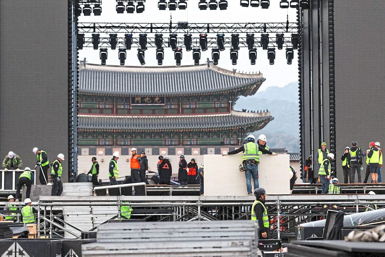Workers installing the stage for the concert at Gwanghwamun Square.