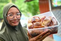 Smoked duck pulls in balik kampung folk