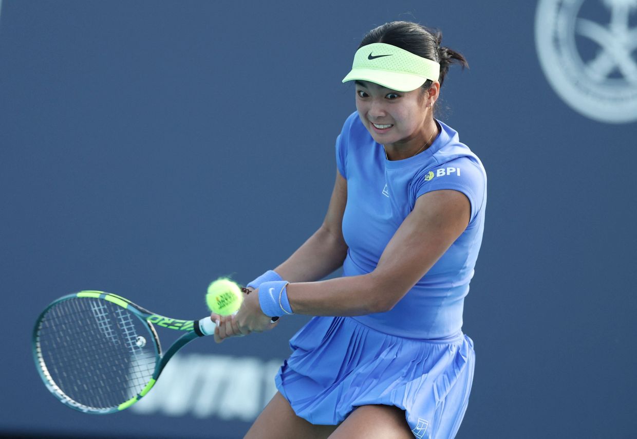Alexandra Eala of the Philippines returns a shot against Magda Linette of Poland during Day 5 of the Miami Open at Hard Rock Stadium in Miami Gardens, Florida. -- Photo: Al Bello/Getty Images/AFP