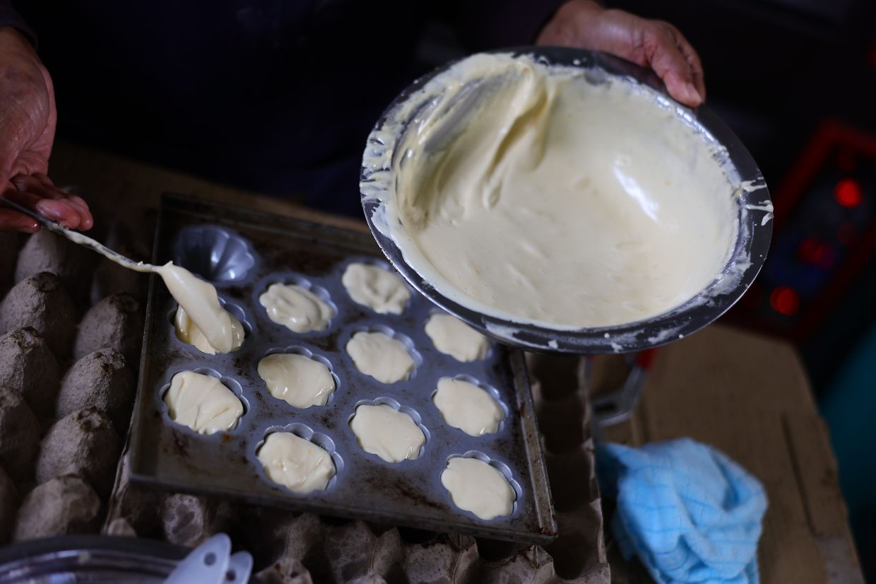 Siti Suhana's bahulu are produced using her own techniques, developed through guidance from instructors and continuous trial and error.