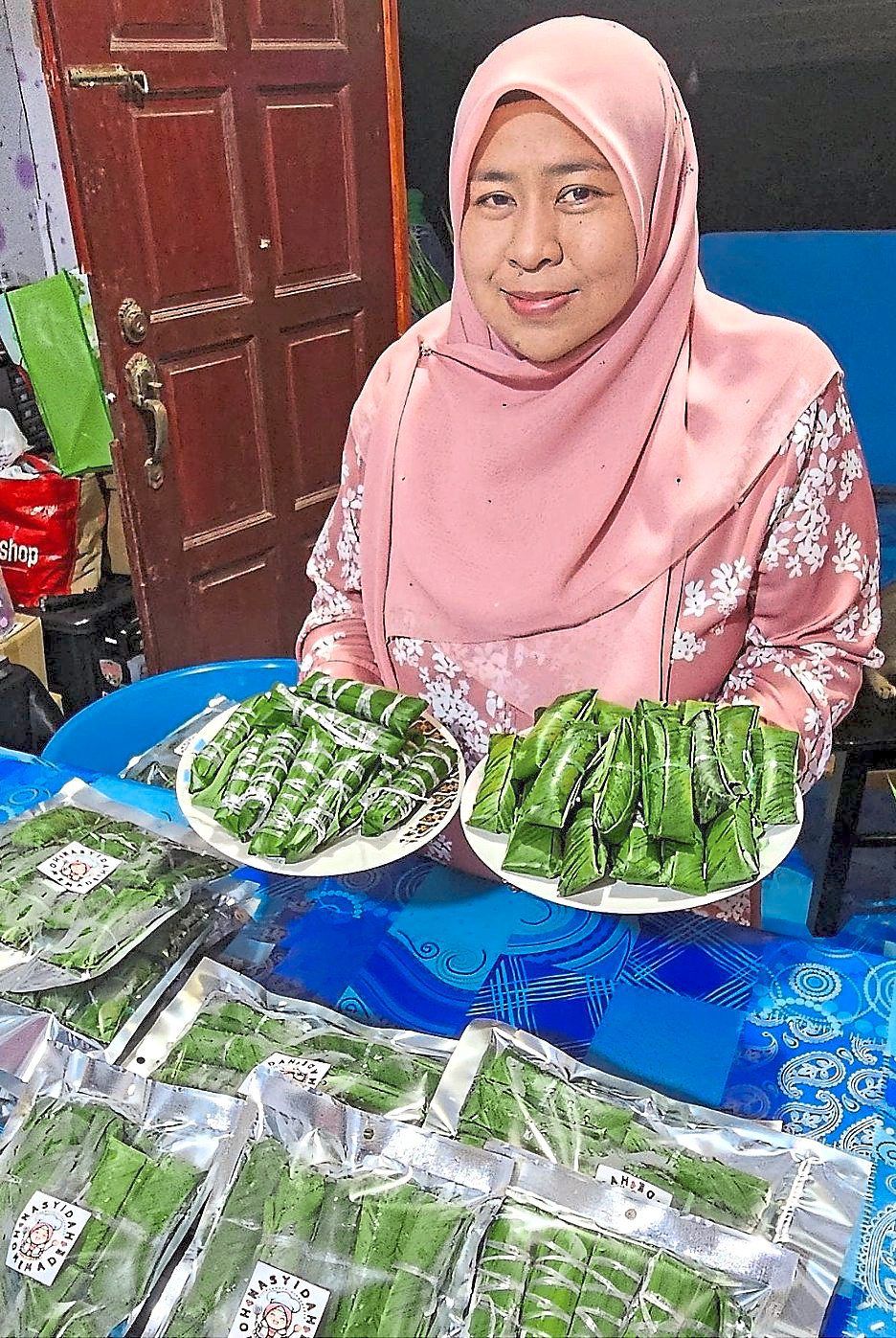 Hamidah began making ‘kelupis’ using her family recipe at age 17. 
