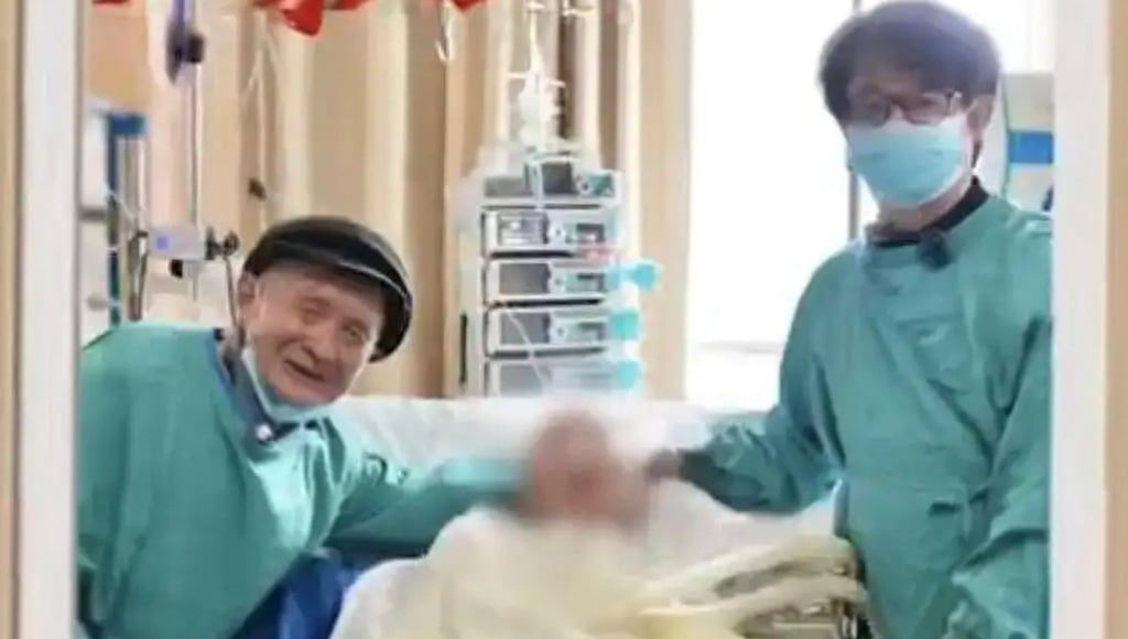 Chen and his son pose for a photograph with Xue in the hospital. -- Photo: CCTV