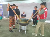 Stirring up dodol for masses at JB mall