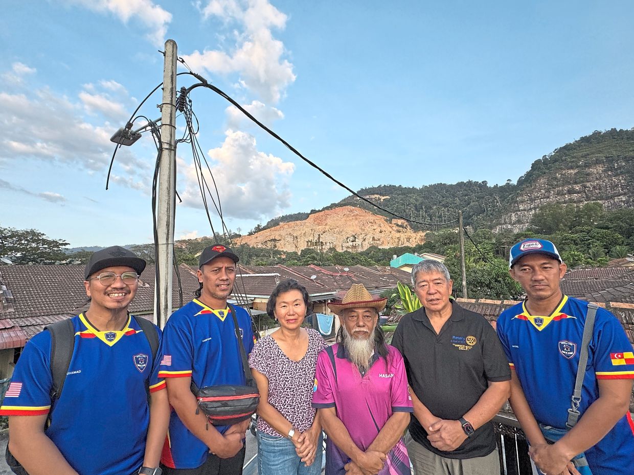 (From left) Muhamad, PKRTSTMJ chairman Ahmad Saifuddin Mohd Adam, Saujana Akasia resident Ooi See Eim, Hasan Basri, Tan and PKRTSTMJ committee member Nazrul Hisham.