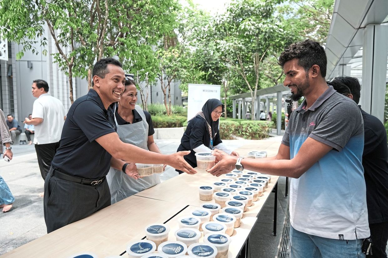 Company volunteers dish out ‘bubur lambuk’ to KL community