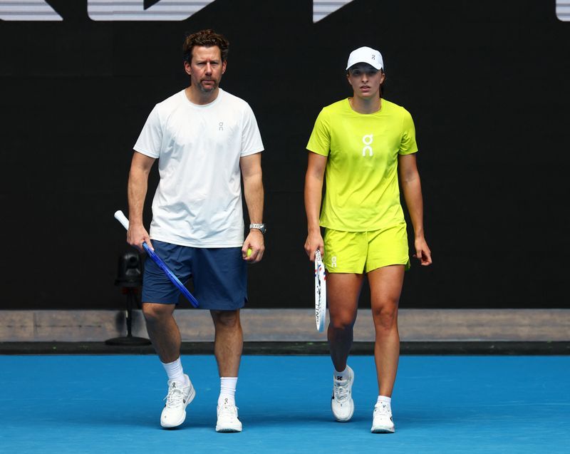 Tennis-Swiatek splits with coach Fissette after Miami Open upset