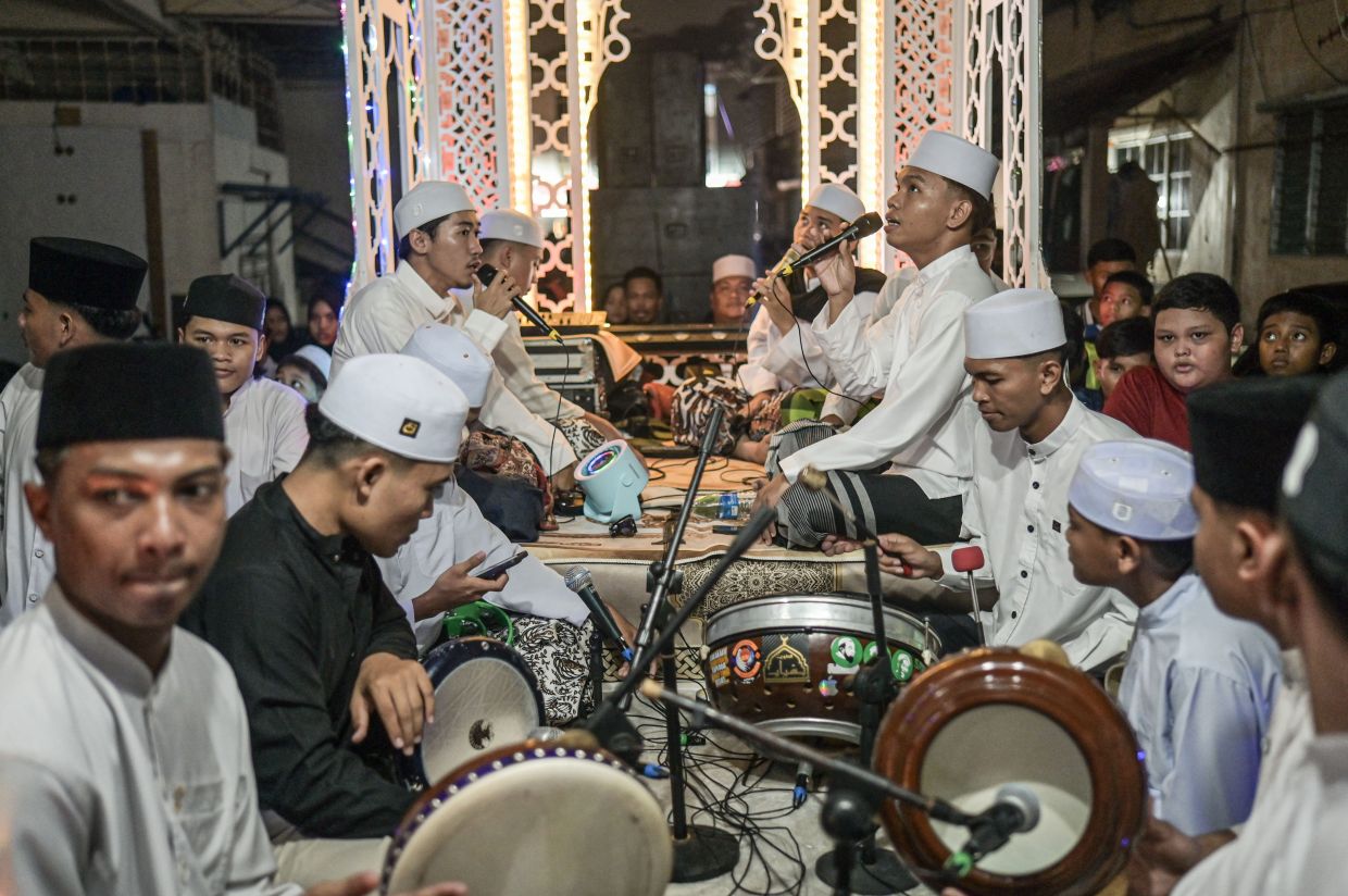 2. Residents playing kompang and chant takbir Raya on the eve of Aidilfitri at Taman Setia Balakong Flats in Selangor. — Bernama