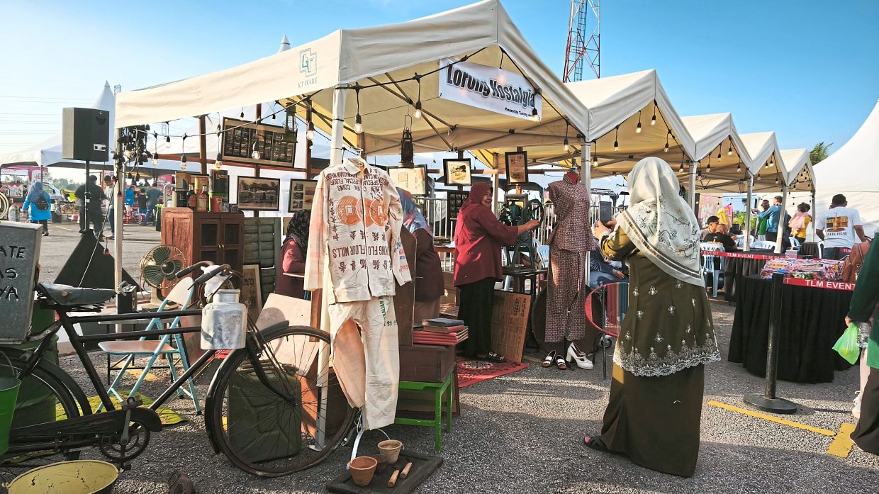 A visitor capturing memories with her smartphone at the Kepala Batas Festival’s Lorong Nostalgia.