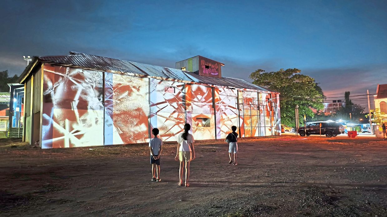 The Terang projection at Lorong Boo Aun – a mapping show proves to be a captivating sight for many at NTF 2026.