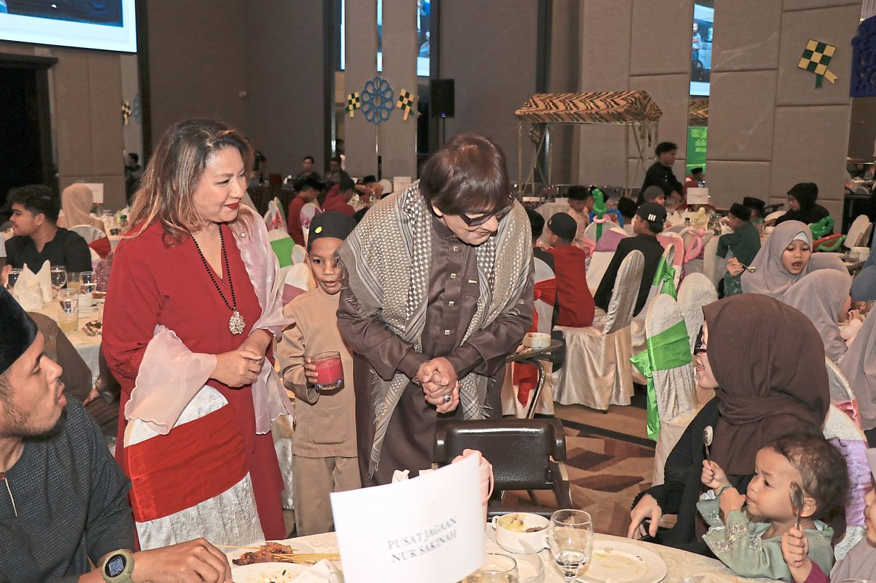 Syed Mohd Yusof (centre) mingling with guests at Concorde Hotel Shah Alam. 