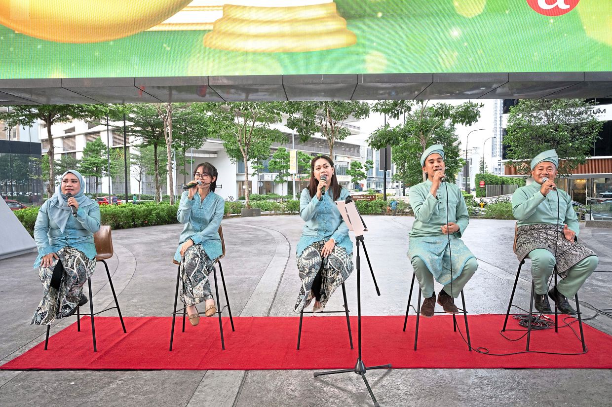Traditional performances and songs enlivened the celebration at the Piazza, Pavilion Bukit Jalil gathering. 