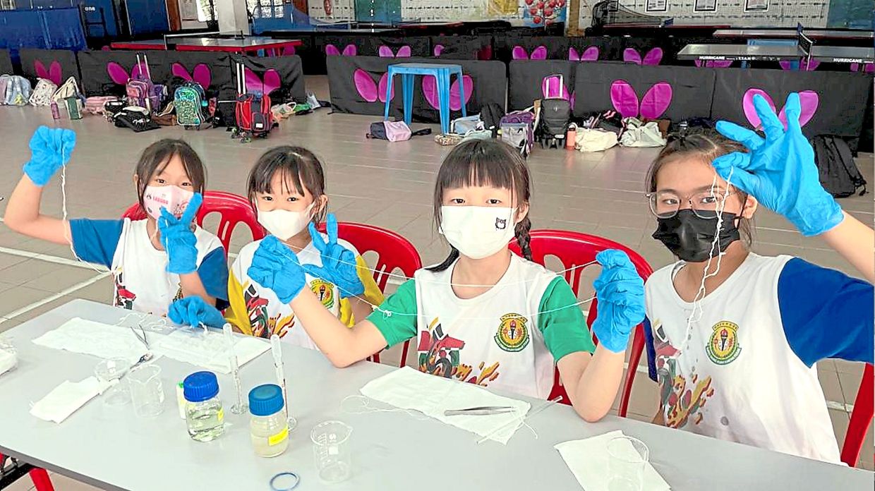 Participants creating nylon during the second session of the STEM Activity Series at SJK(C) Chung Huah in Kampar organised by UTAR. 