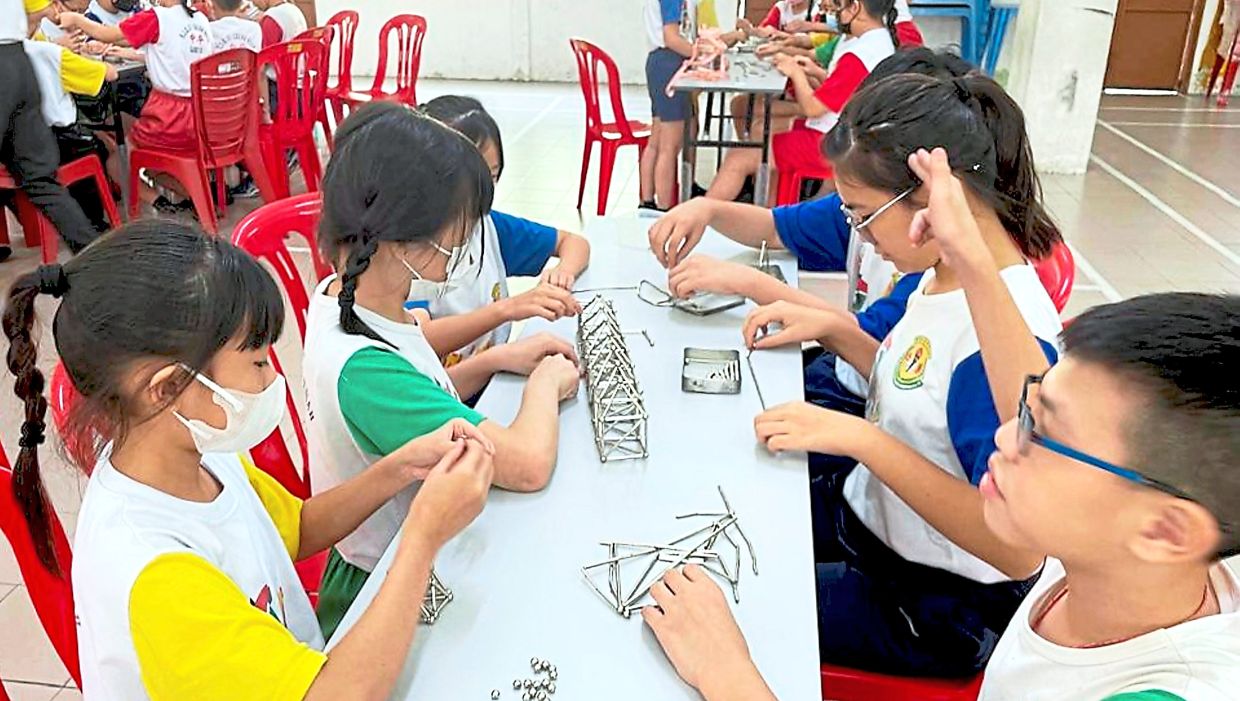 Schoolchildren building magnets during the second session. 