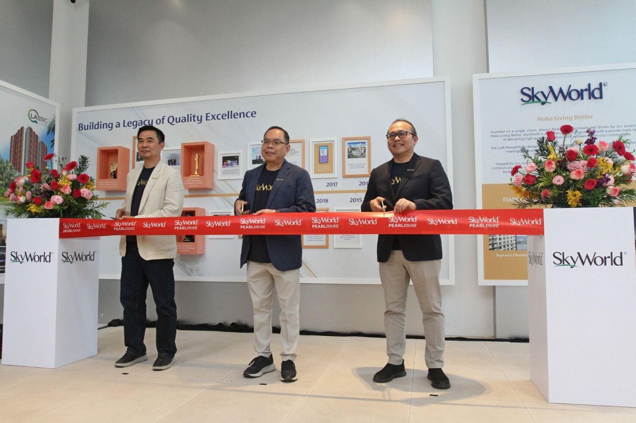 (From left) SkyWorld Development Bhd executive director Datuk Lam Soo Keong, founder and executive chairman Datuk Seri Ng Thien Phing and chief executive officer Lee Chee Seng cutting the ribbon to officially open the new SkyWorld Gallery @ Seberang Jaya in Penang. — Photos by LIM BENG TATT/The Star