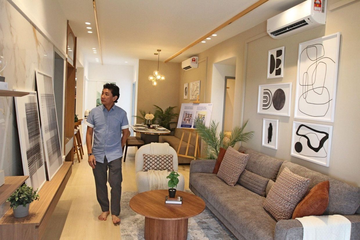 A local media representative checking out the SkyWorld Pearlmont show unit at the new SkyWorld Gallery @ Seberang Jaya. The freehold affordable housing project is being developed under the Rumah Bakat Madani initiative.