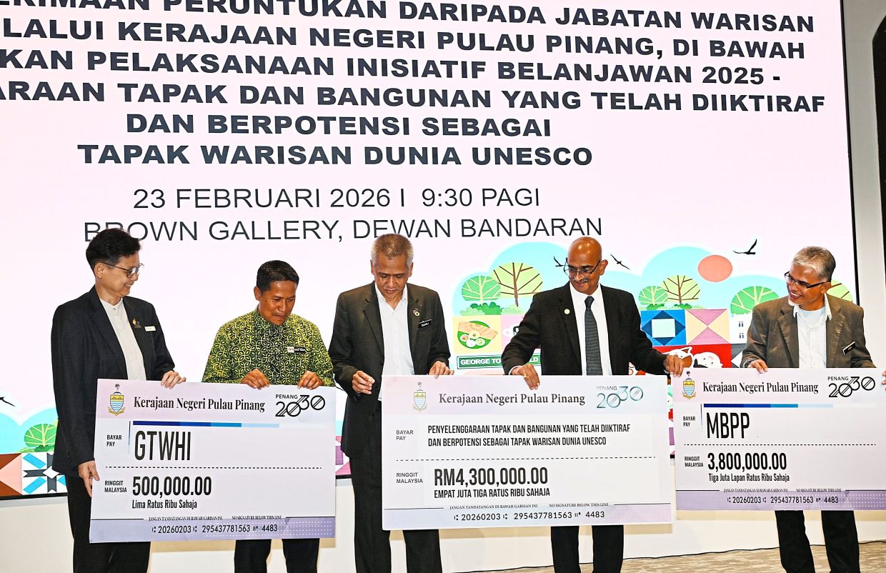 From left: Ang, Mohamad Muda, Zulkifli, Rajendran and Zairi at JWN’s mock cheque presentation ceremony. — Photos: KT GOH/The Star