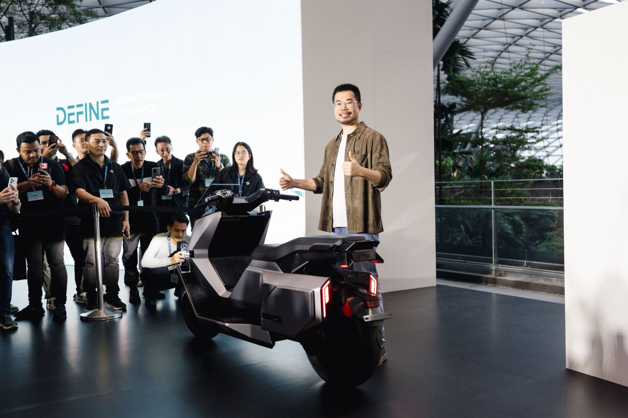Omoway sales head Yulong Chen together with the Omo X in scooter mode at the event launch in Singapore.