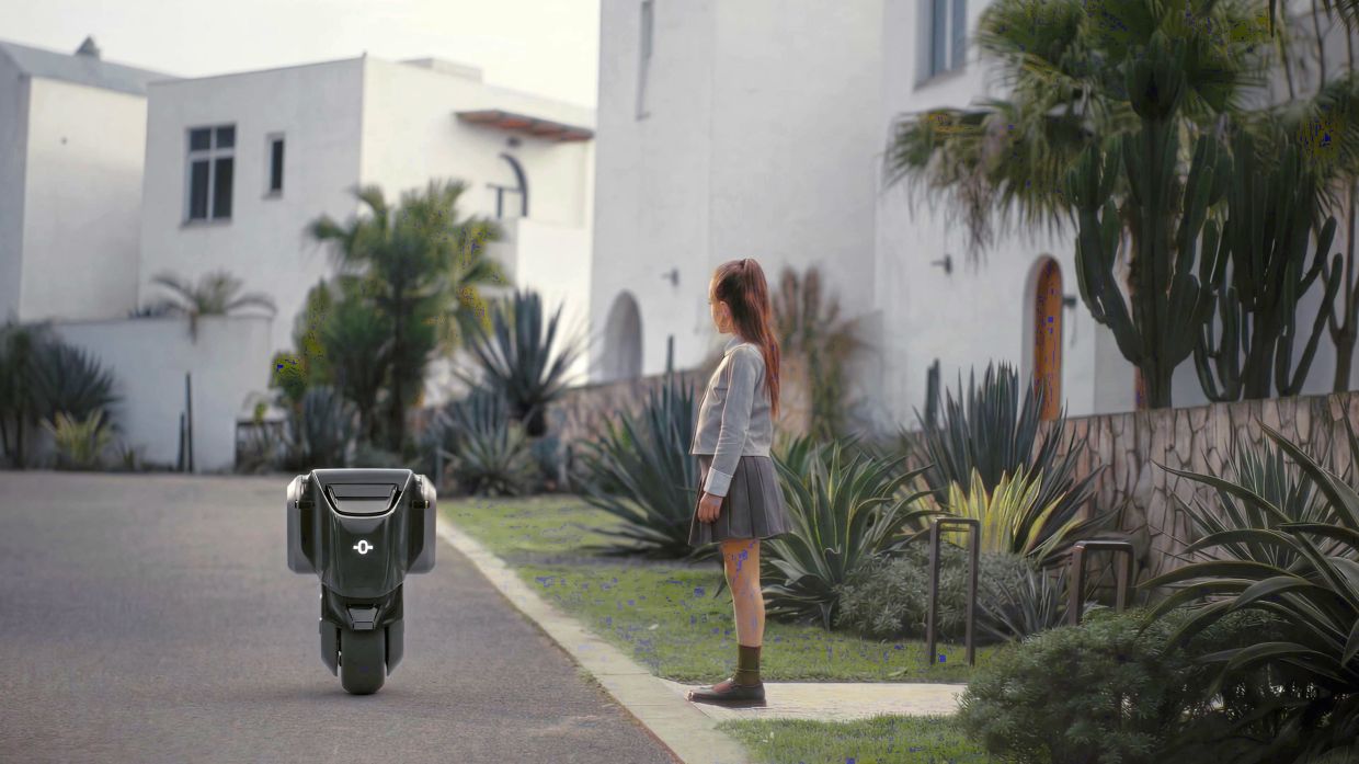 The future of the final mile: Omoway’s Mobility One wheeled robot is designed to navigate tight alleys.