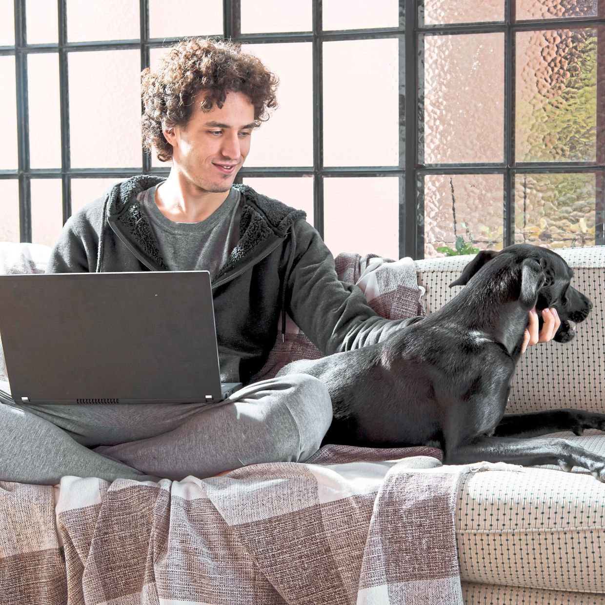 People who are single or live alone appear to gain most from the companionship a pet offers. — Freepik