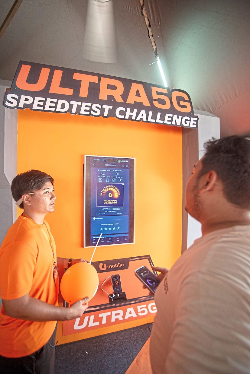 A consumer conducts a speed test to experience the high-performance capabilities of U Mobile’s ULTRA5G.