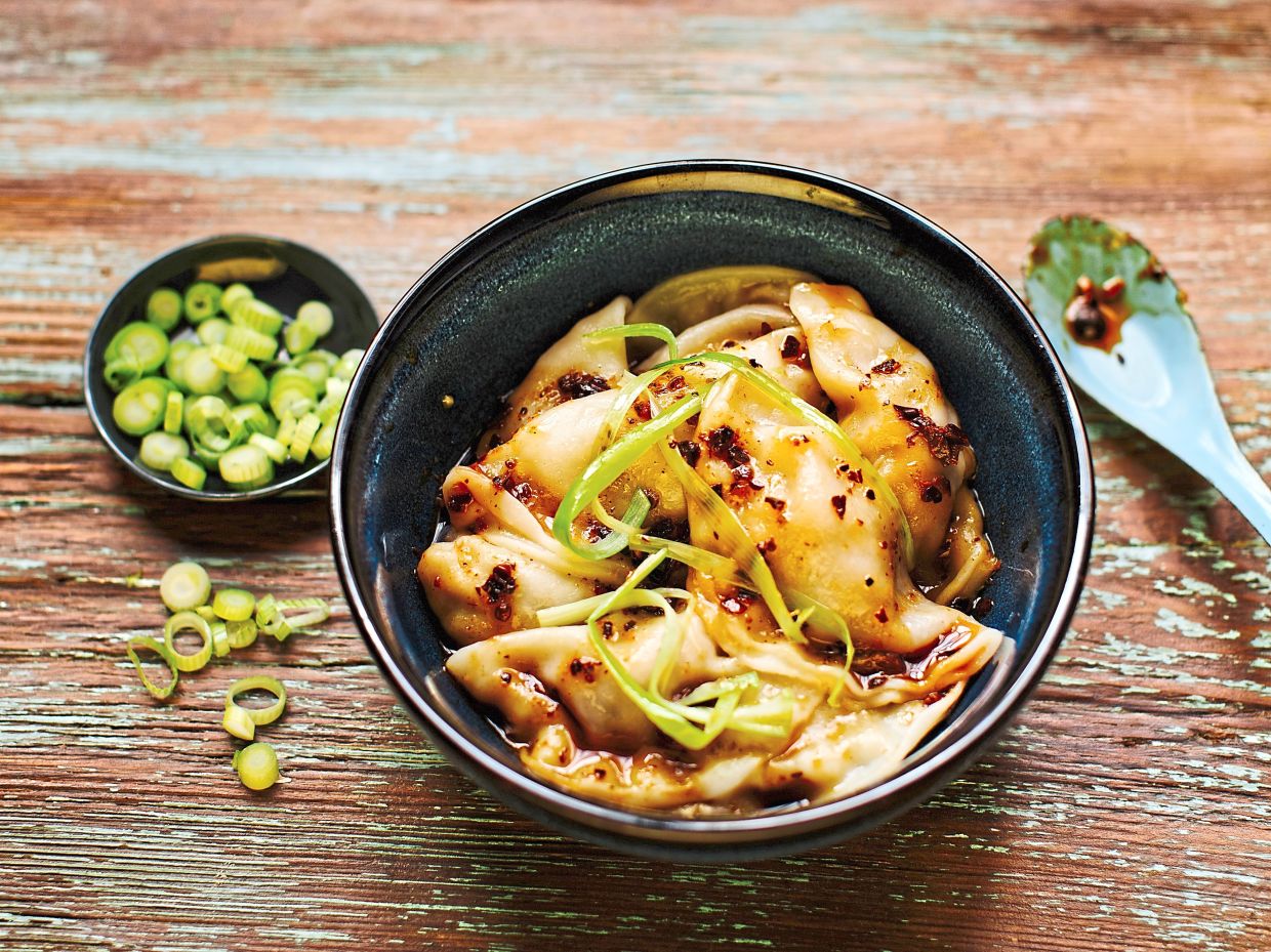 Wantan served with chilli oil. — asiastreetfood.com/dpa