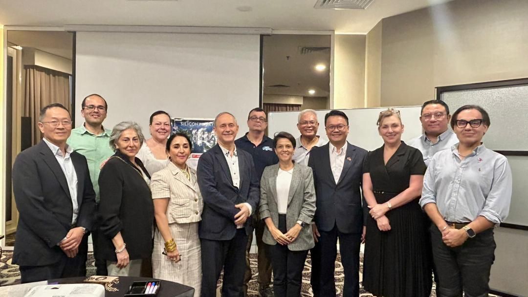 Yeoh Soon Hin (fourth from right), Wong Siew Hai (fifth from right), and Luis Javier Campuzano Piña (sixth from left) in a group photo with Latin American industry representatives.