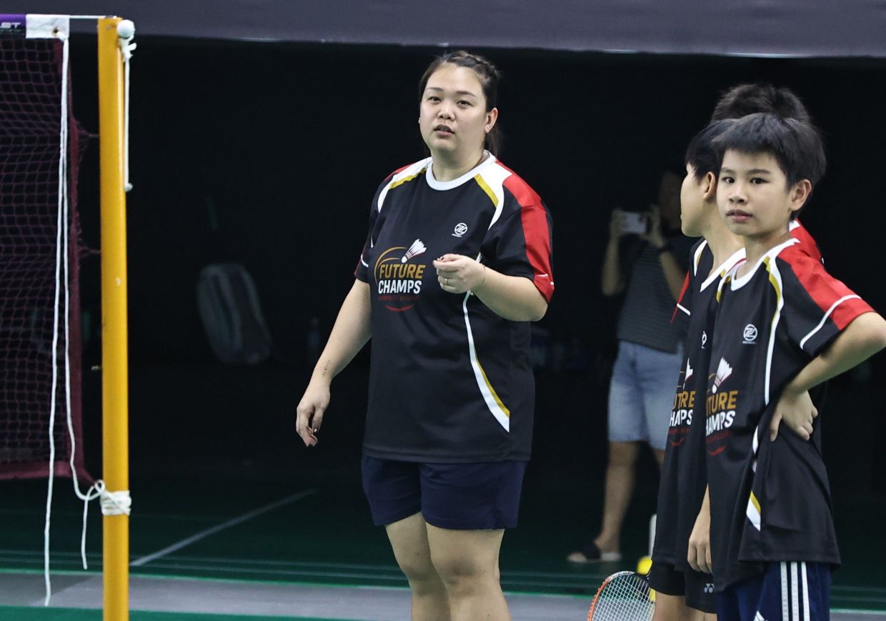 Lee Meng Yean with the juniors.- AZMAN GHANI/The Star