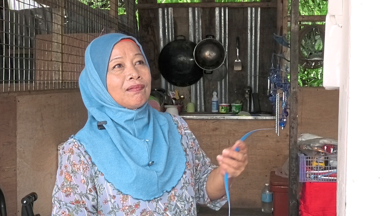 Anna, a handicraft vendor in Kampung Luanti, Ranau, whose livelihood has been supported by the tagal tourism site.