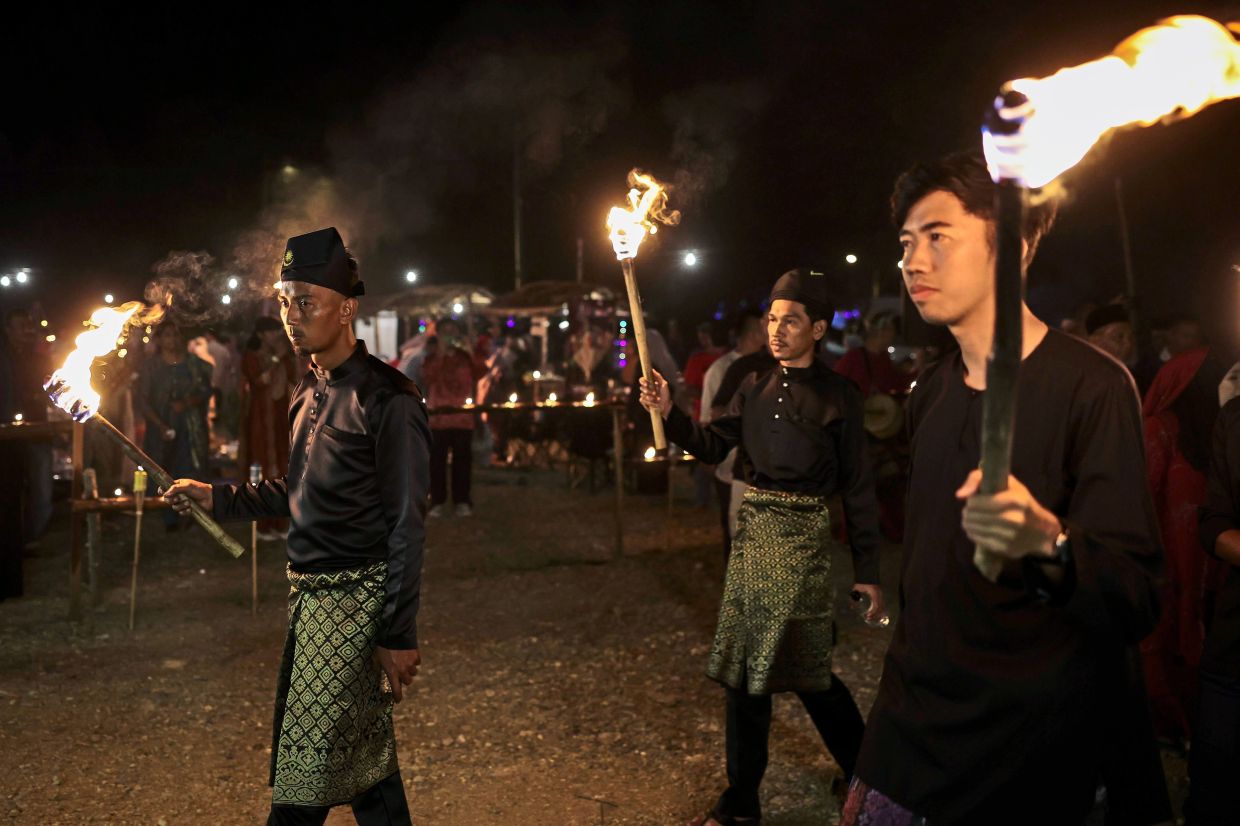 Oil lamps, torches and traditional clothing bringing a nostalgic feel to Hari Raya Aidilfitri as 11 districts and 19 homestay clusters in Pahang take part in the grand ‘Pesta Pelita Raya’.