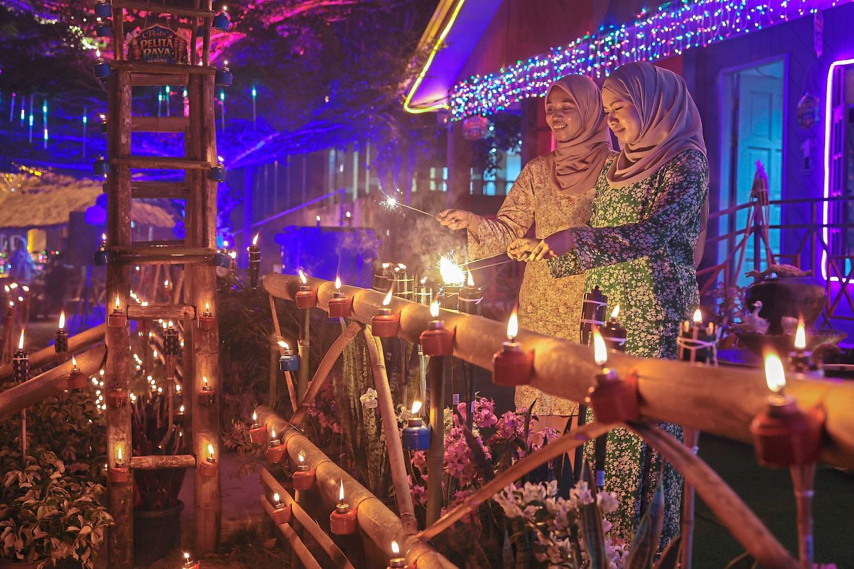 Oil lamps, torches and traditional clothing bringing a nostalgic feel to Hari Raya Aidilfitri as 11 districts and 19 homestay clusters in Pahang take part in the grand ‘Pesta Pelita Raya’.