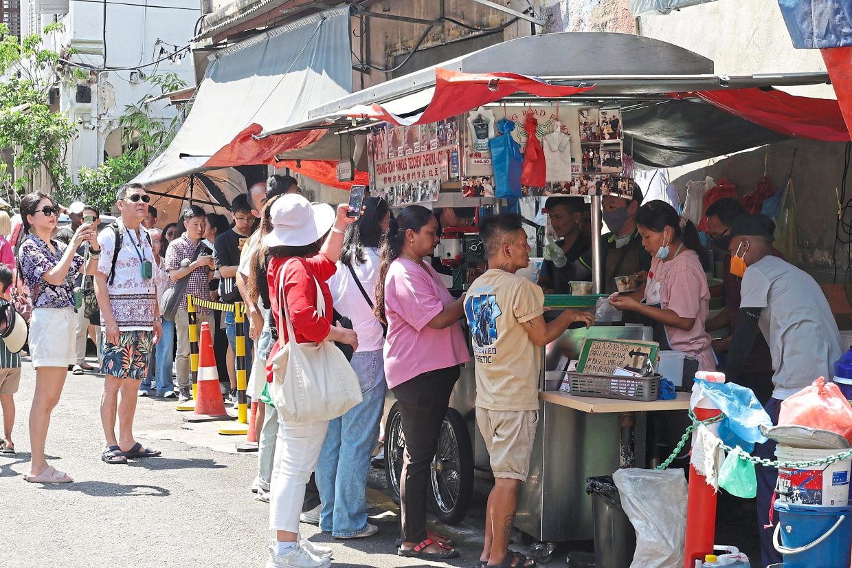 Thirsty customers queueing up for the famous Penang cendol and ais kacang.