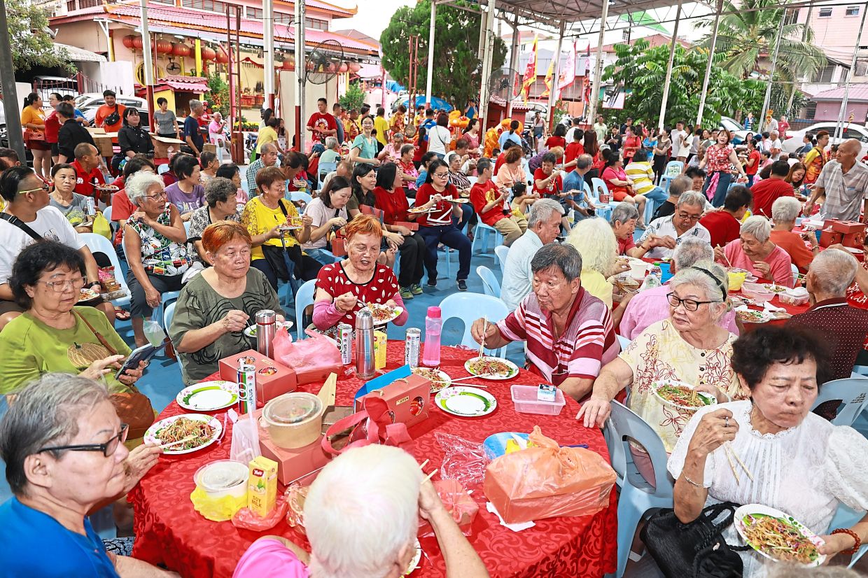 More than 300 villagers enjoying the Chinese New Year gathering in Kampung Chempaka, Petaling Jaya. — Photos: KAMARUL ARIFFIN/The Star