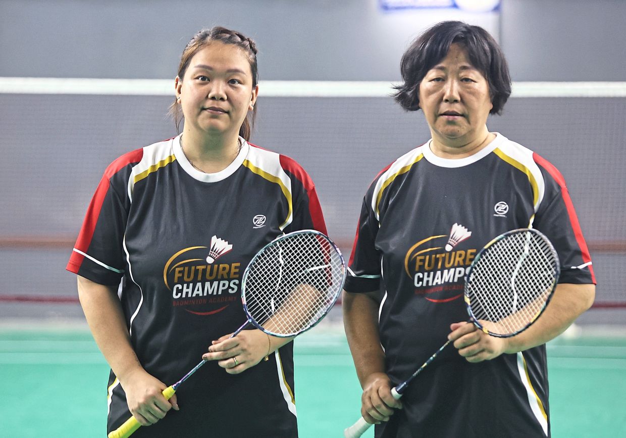 Lee Meng Yean (left) and head coach Zhang Hongyu.