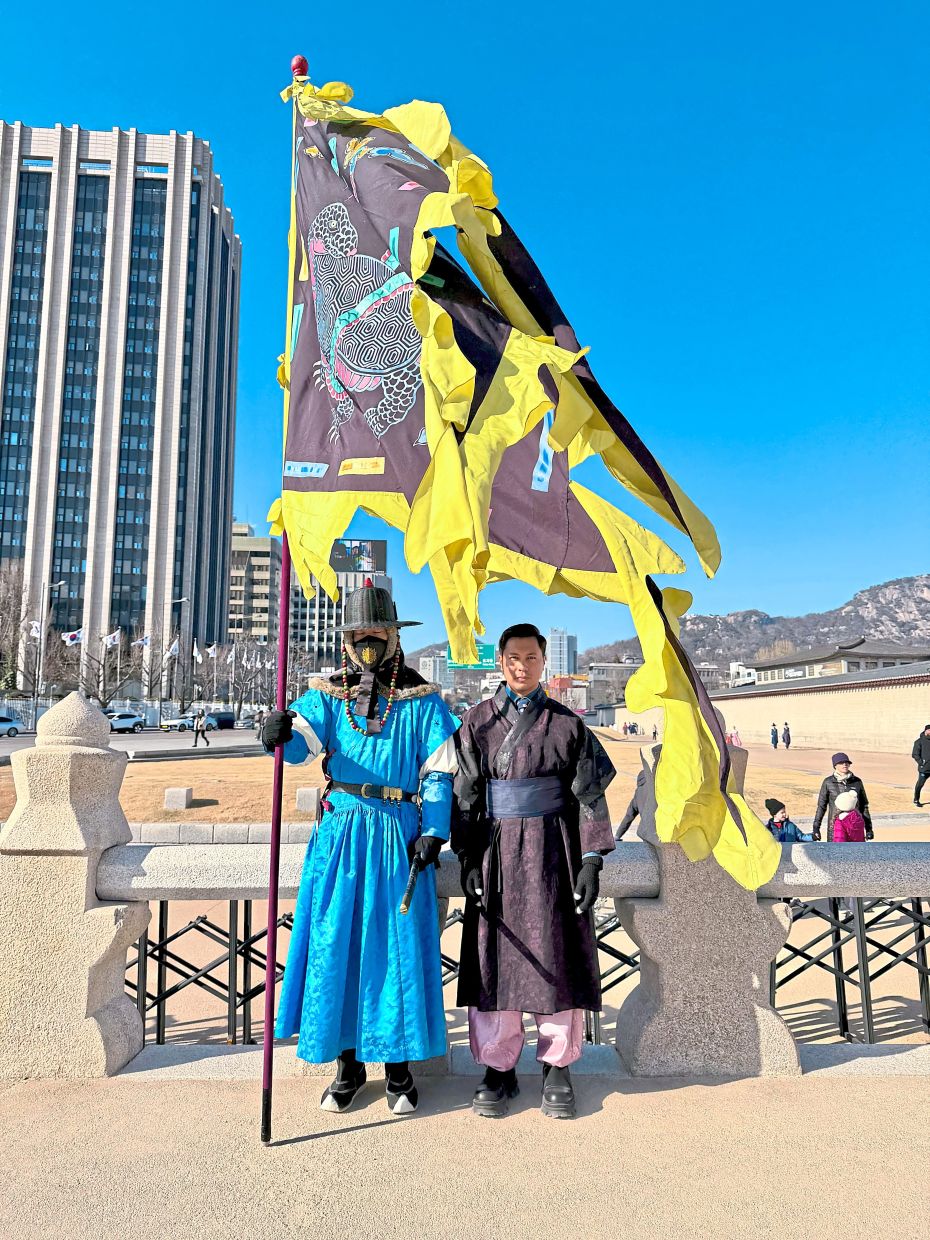 Shahrulizwan taking a picture with a guard at Gyeongbokgung Palace. — SHAHRULIZWAN DONA