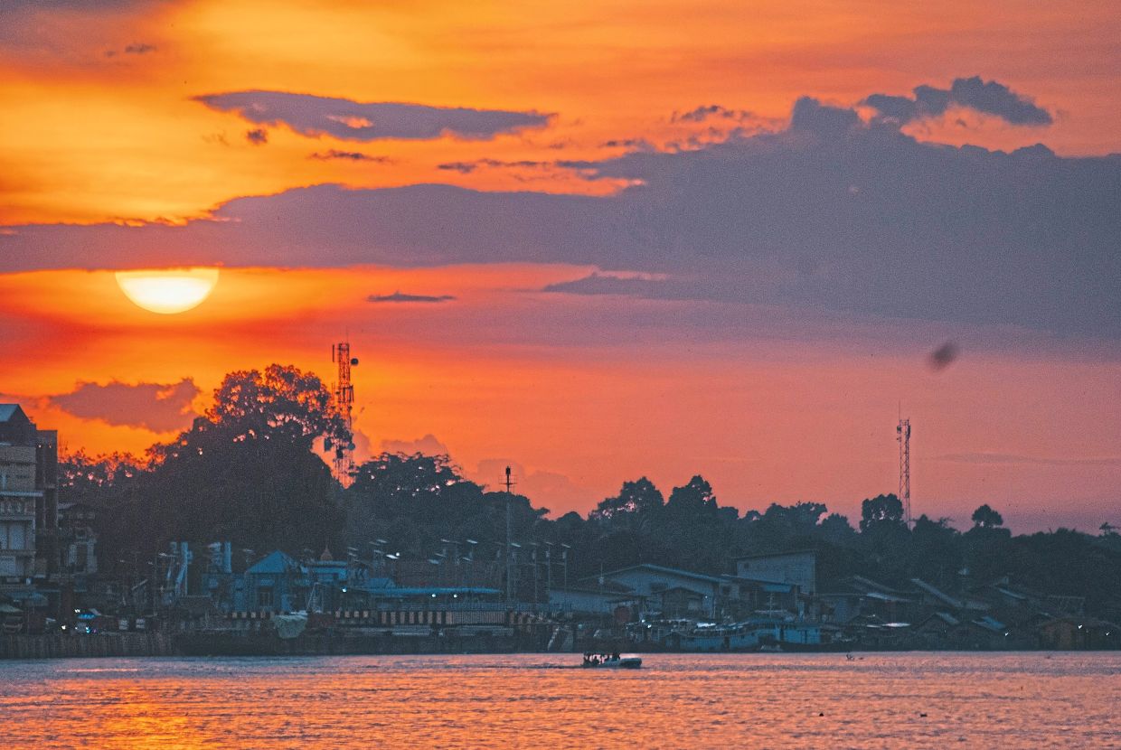 乘坐坤甸 (Pontianak) 的 klotok 游船沿着卡普阿斯河 (Kapuas River) 巡游。 — 未飞溅