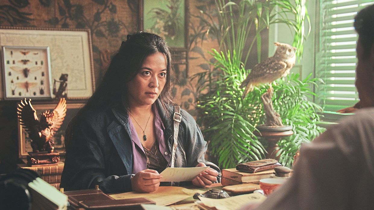 'Hemelrijk' revolves around a woman named Dewi, who travels to Indonesia with her daughter after inheriting an abandoned plantation.