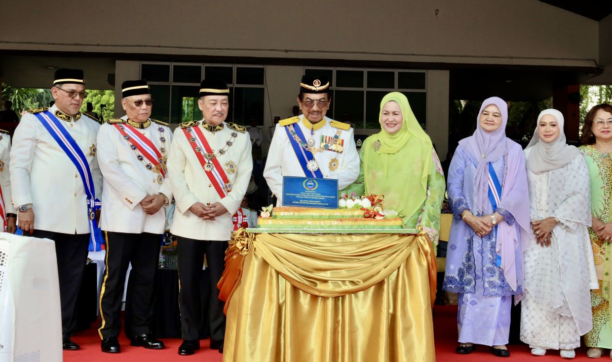 Sabah Head of State, TunMusaAman together with Toh Puan Faridah Tussin, accompanied by the Chief Minister, Datuk Seri Hajijii Noor and his wife, officiated the cutting of the yellow glutinous rice at the Parade Ceremony in conjunction with the Official 75th Birthday Celebration of he Head of State at Padang Merdeka,in Kota Kinabalu on Monday.