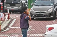 Pedestrians on phones have reduced awareness, study finds