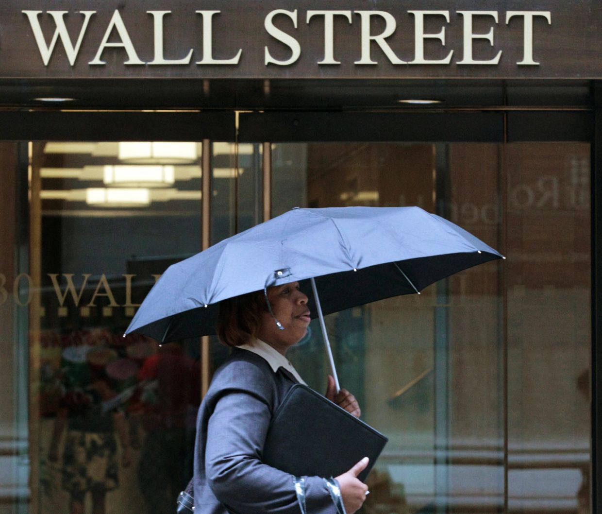 Wall Street indexes end mostly lower as investors weigh Middle East ...