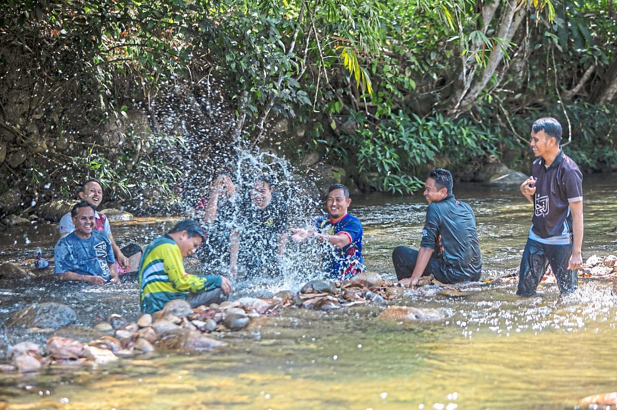 Bathing in the river is among the activities offered at Kayuh D’Tonggang.