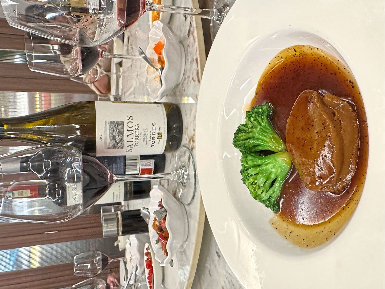 Torres Salmos Denominacio d’Origen Qualificada Priorat 2021, accompanied the five-head abalone with black truffle.