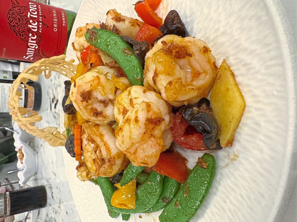 Prawns in extra old brandy sauce paired with the Sangre De Toro Original 2023.