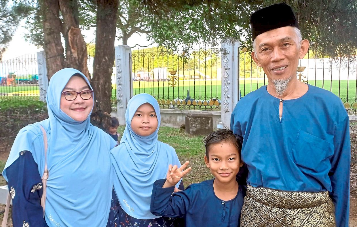 Jamalludin (right) enjoying the open house at Istana Besar with his family.
