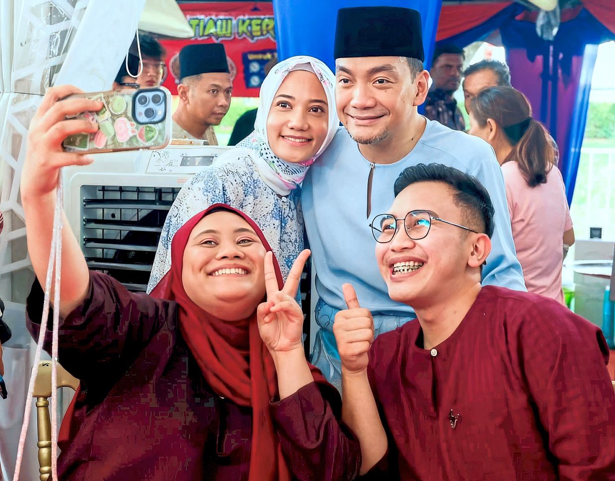 Onn Hafiz (standing, right) and wife Datin Sharmin Fazlina Mohd Shukor obliging guests for a wefie at Saujana.