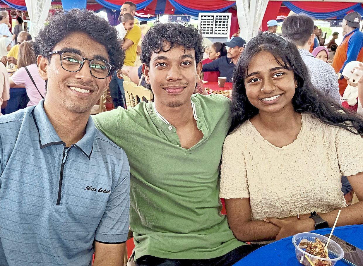 Hayshvvan (left) with brother S. Yuvann, 19, and their cousin S. Poorna (right), 17, at the Johor MB’s Raya do.