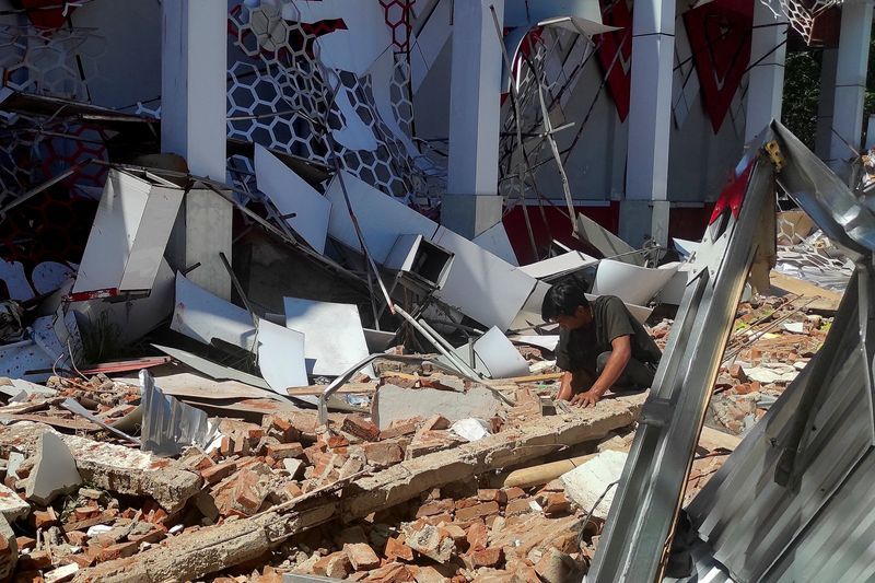 Indonesia earthquake damages buildings, but tsunami alerts have been ...
