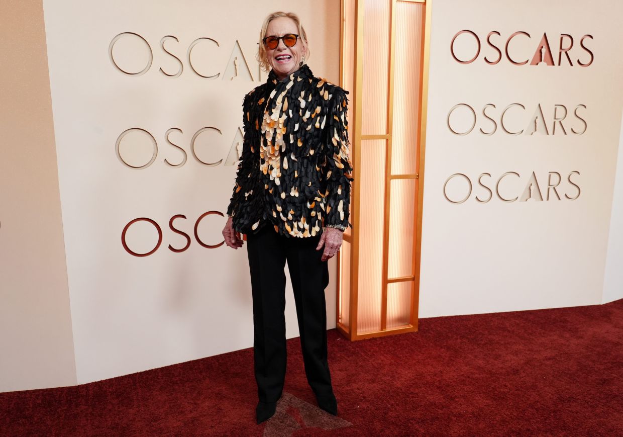 Amy Madigan arrives at the Oscars in a funky outfit. Photo: AP