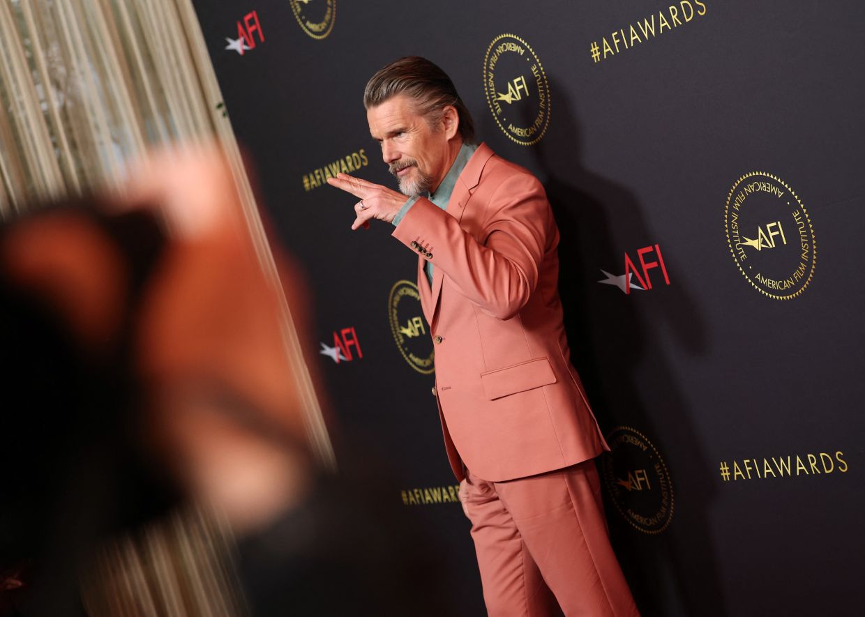 Ethan Hawke attends the AFI Awards Luncheon wearing a standout, brightly-coloured suit. Photo: Getty Images via AFP