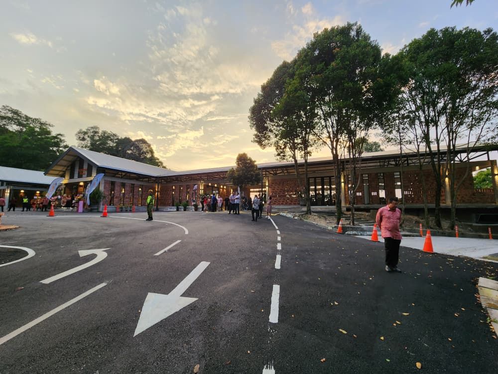 Puncak Hauz is the main viewing area, equipped with toilets, a prayer room and a restaurant.