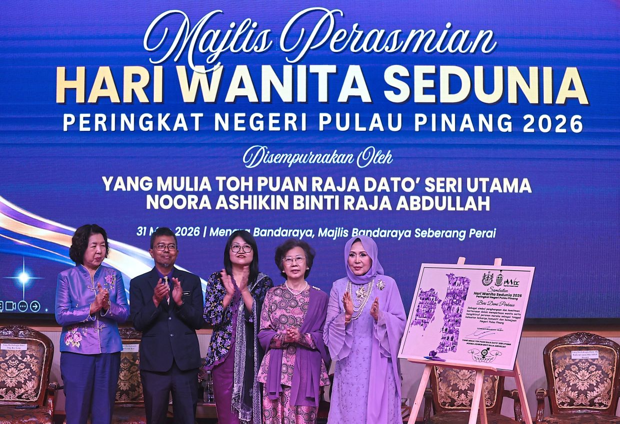 (From right) Raja Noora Ashikin, Tan, Lim, Baderul Amin and Ong during the launch of the state-level Women’s Day celebration at Menara Bandaraya in Bukit Mertajam.(Below) Bags made of recycled materials on display at one of the booths.— Photos: ZHAFARAN NASIB/The Star